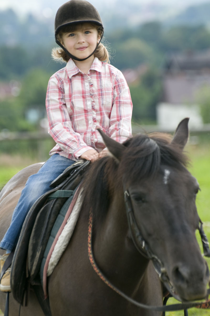 微笑骑马的小女孩
