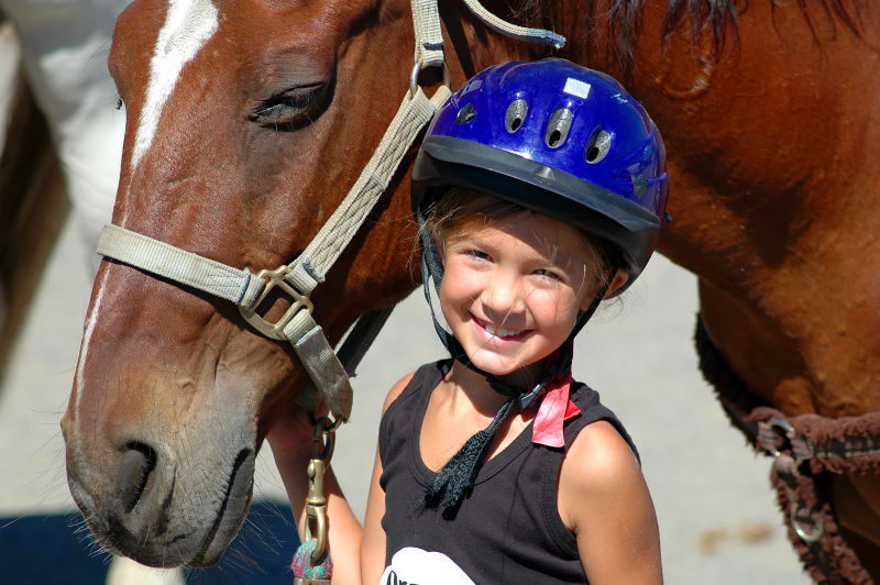 年轻小姑娘和她的马