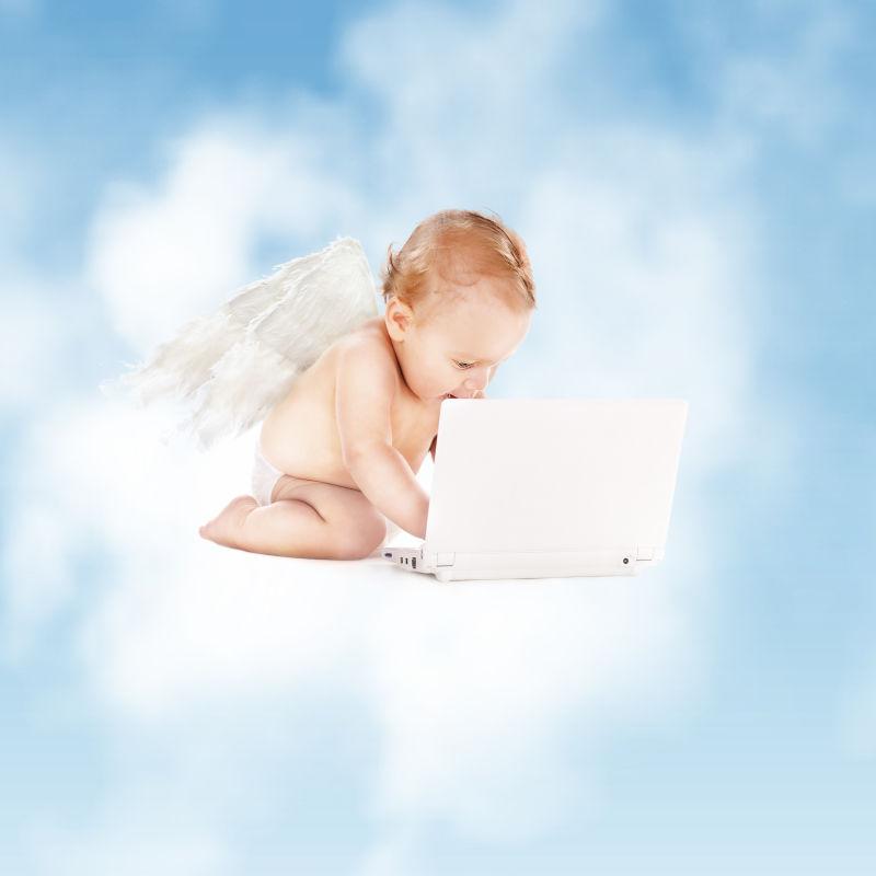 小天使婴儿在玩笔记本电脑