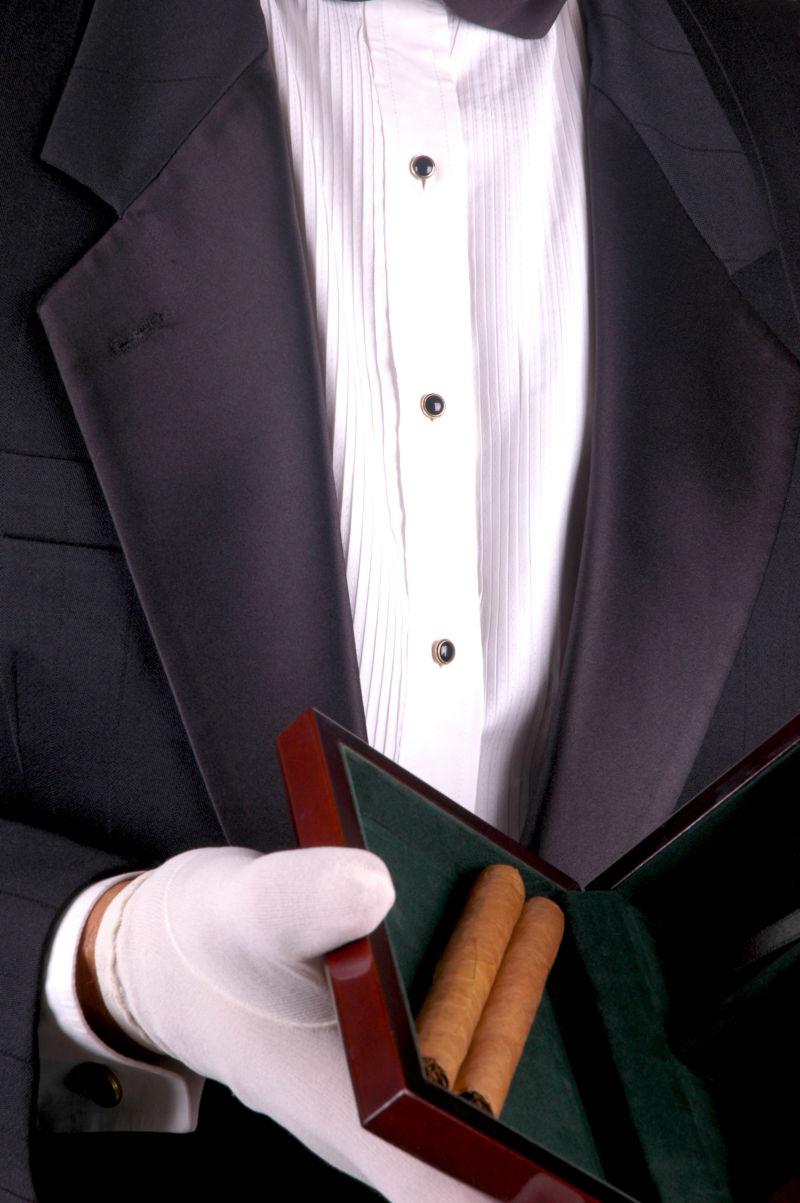 服务员手里的两根雪茄