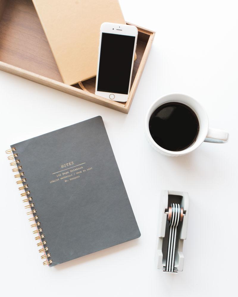 办公桌手工焊的笔记本咖啡和手机