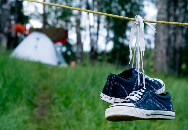 度假户外露营绳上的球鞋