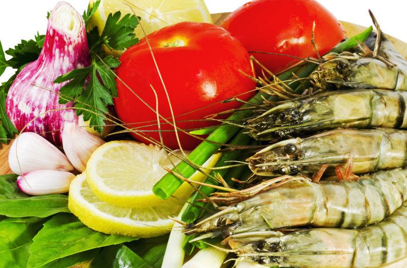 鲜虾配各种新鲜蔬菜在白色背景下