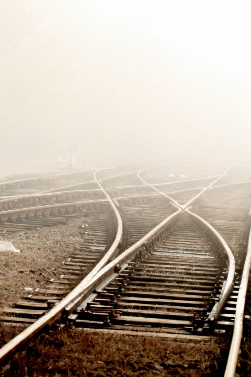 大雾中的铁路