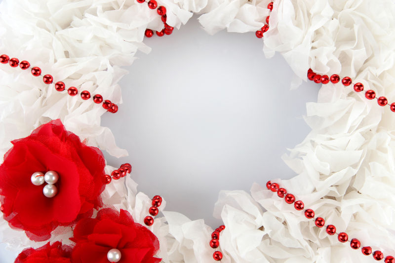 白色花瓣装饰花环