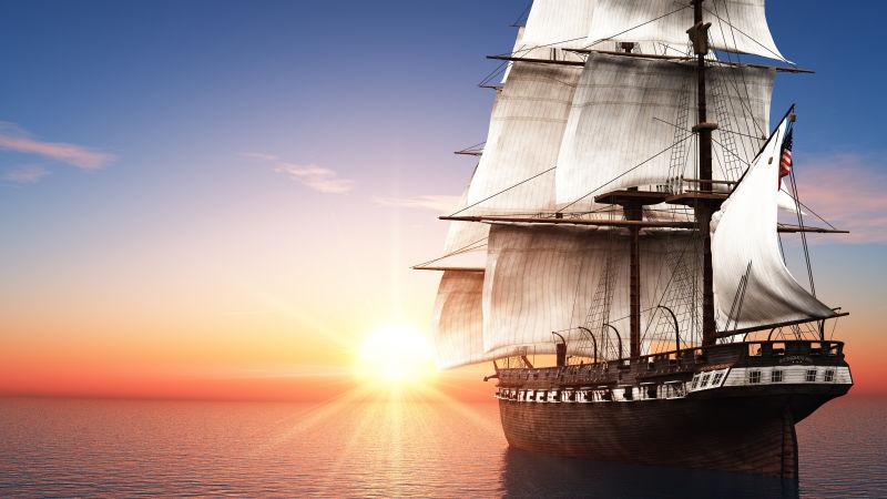 日落时分美丽的大海上的帆船