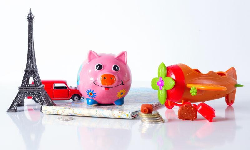 小猪存钱罐和孩子的玩具