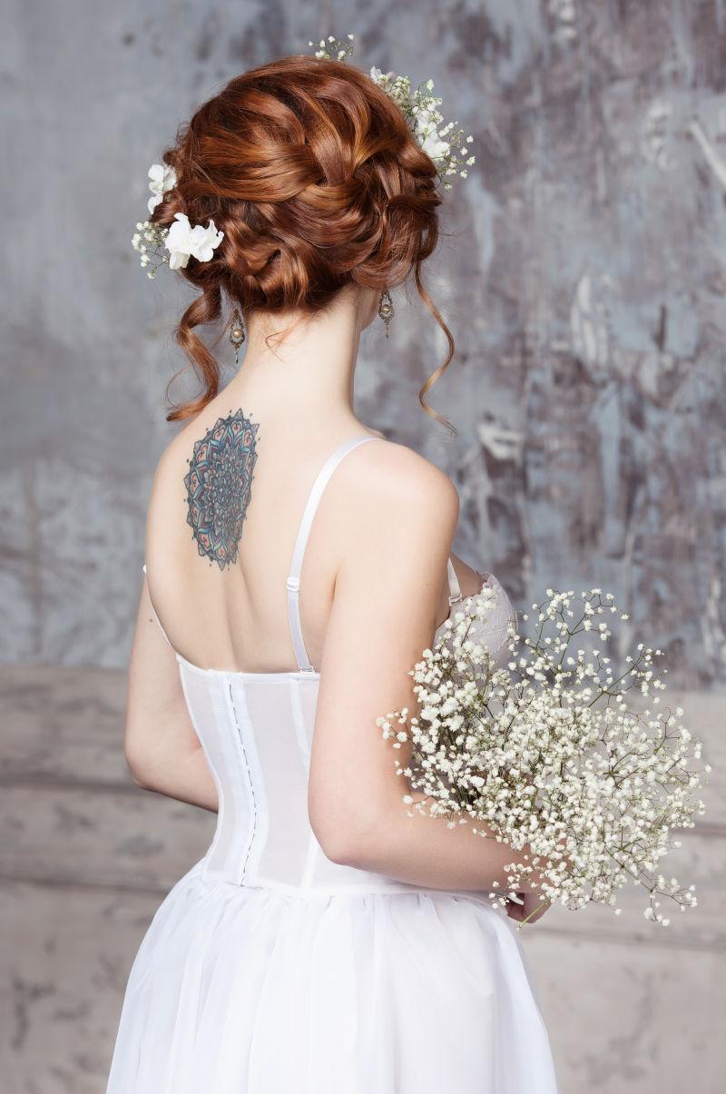 美丽新娘背后的纹身