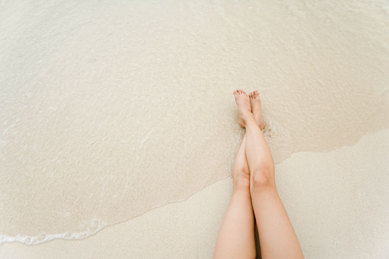 躺在沙滩上的女人腿