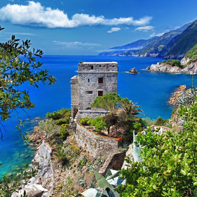 蓝天白云下美丽的意大利五渔村美景