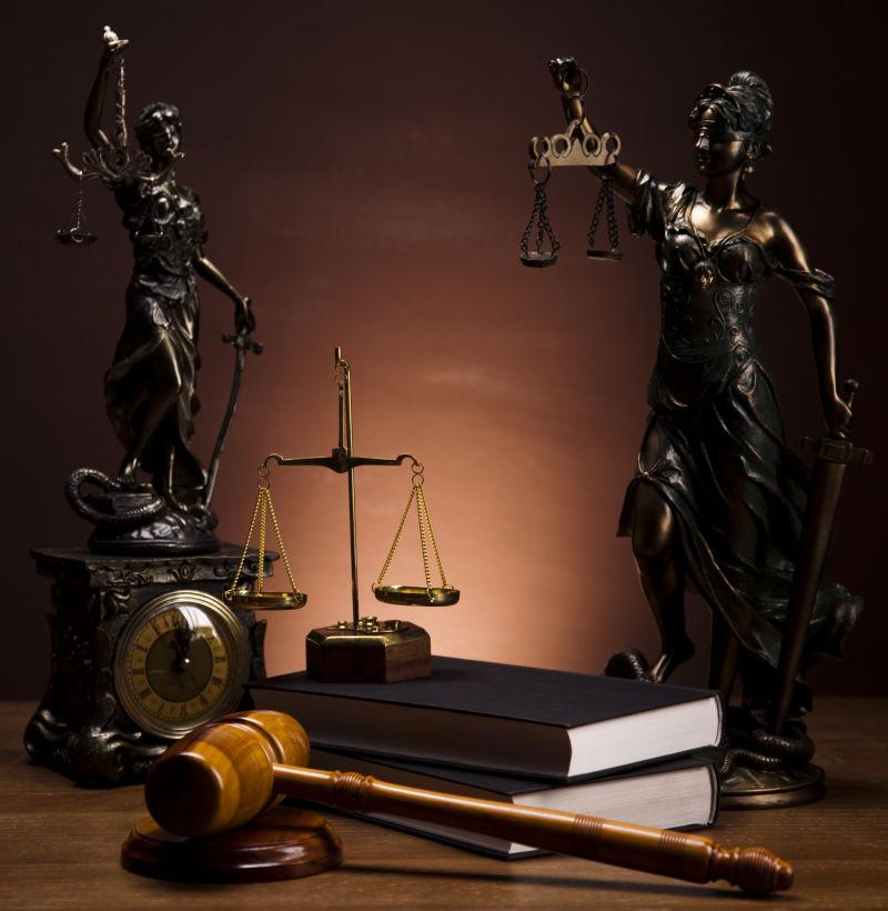 正义法律古董雕像