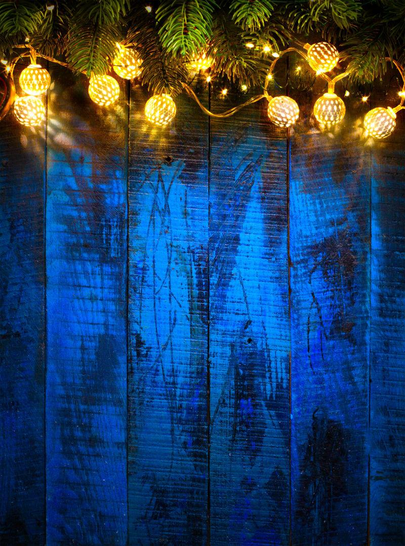 弦灯悬挂在蓝色木制背景上