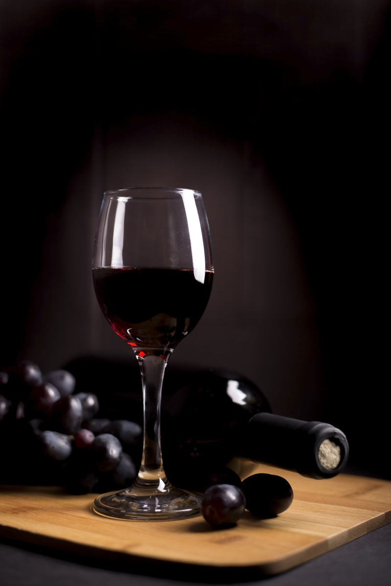一瓶葡萄酒与葡萄