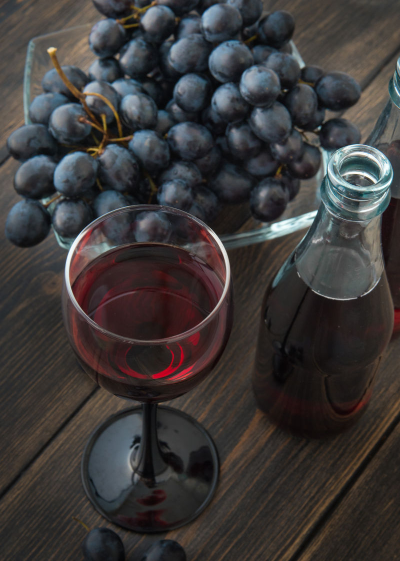 红葡萄酒与一束葡萄