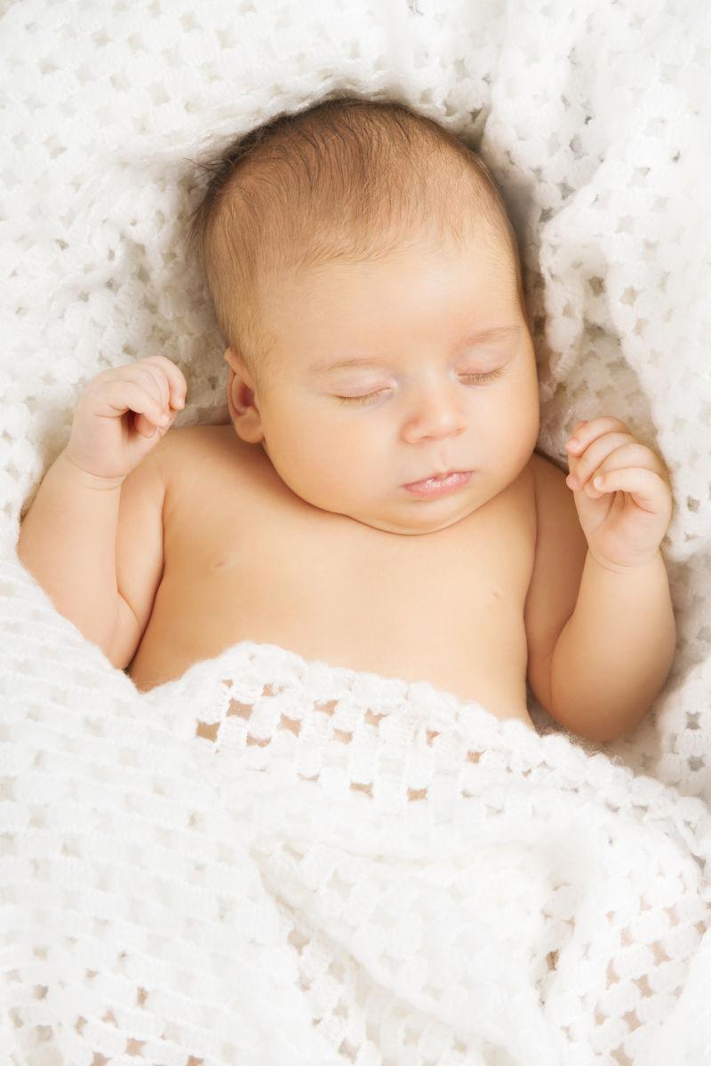 婴儿睡白羊毛毯