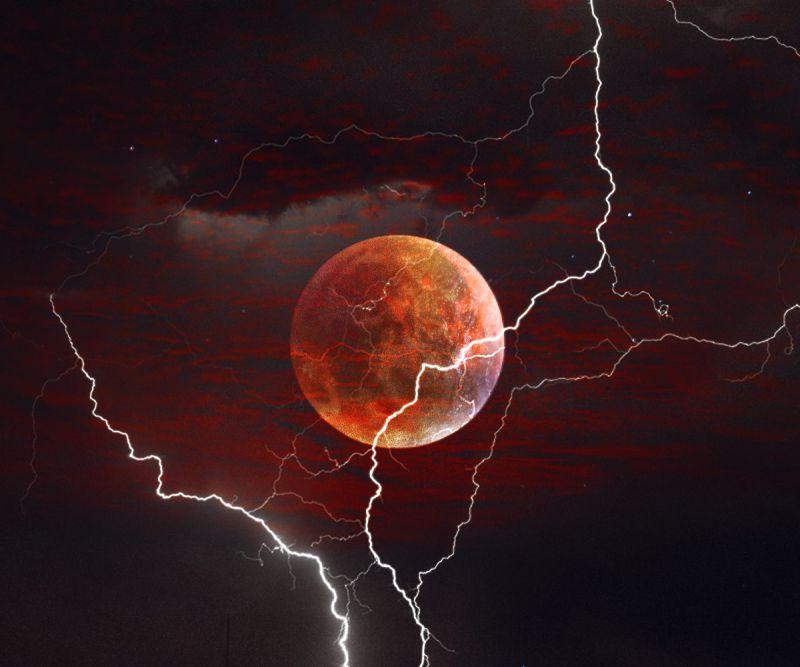 红色天空中的闪电与红色月亮