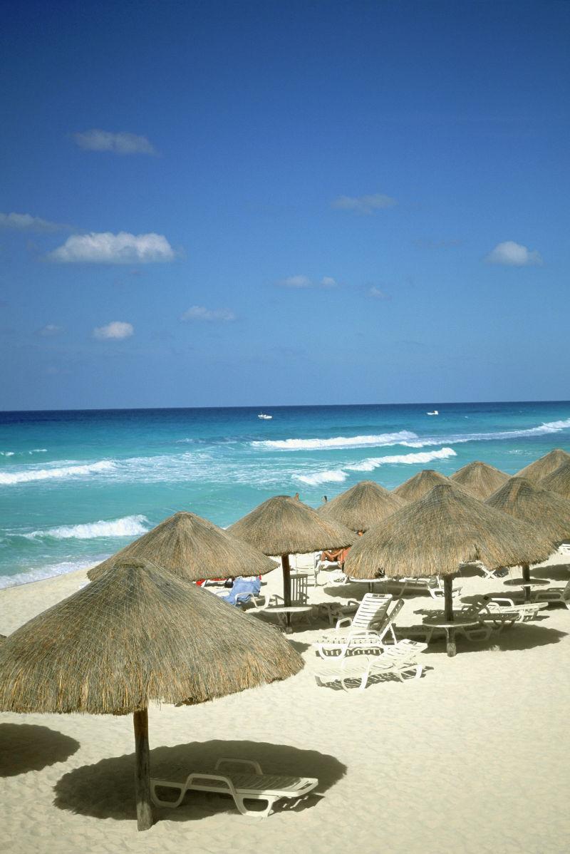 阳光明媚的日子里墨西哥沿海边有放松的椅子