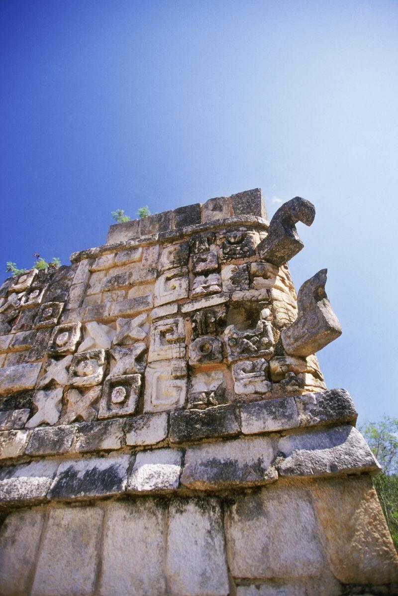 蔚蓝的天空下的墨西哥的纪念碑岩石