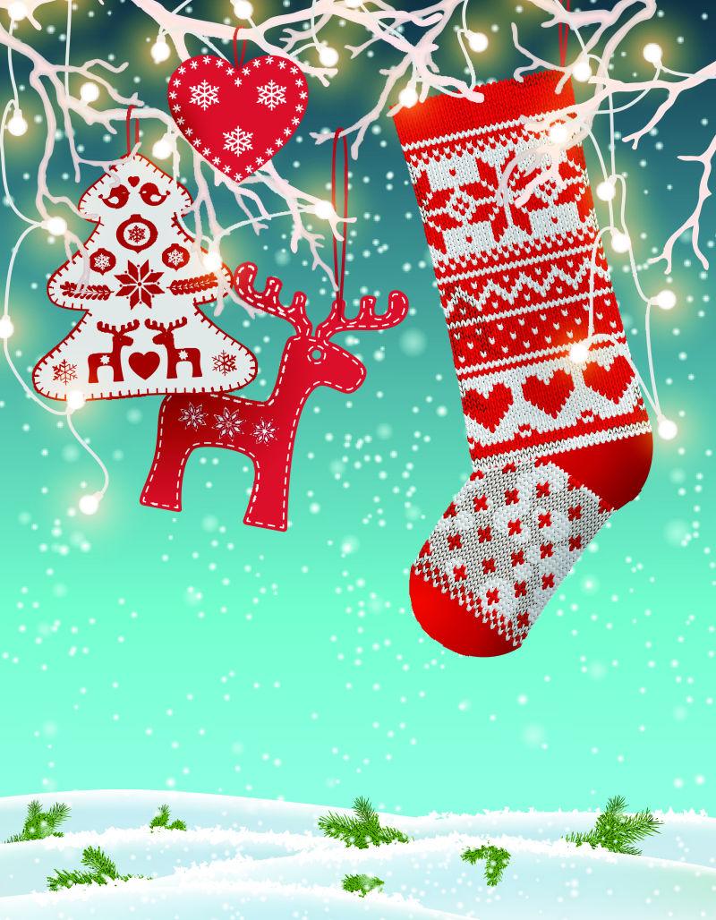 矢量红色针织圣诞袜与圣诞小玩意儿挂在树上