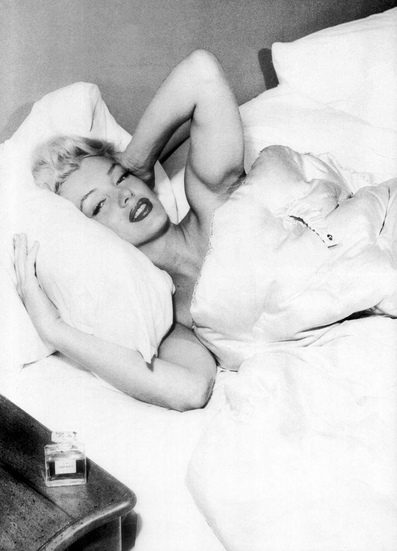 金发美女躺在白色的床上休息
