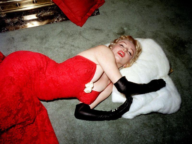 红色裙子的美女躺在白色的被子上