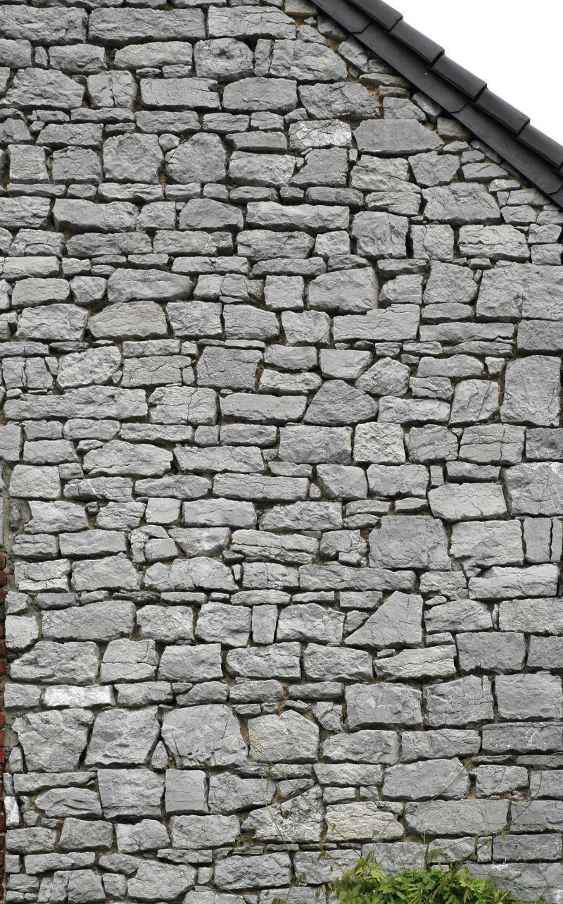 大小石头垒砌的石墙背景