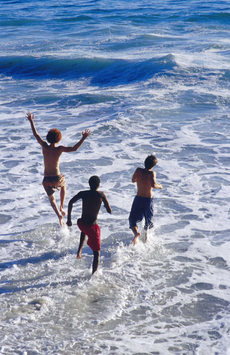 奔跑向大海的三个年轻人