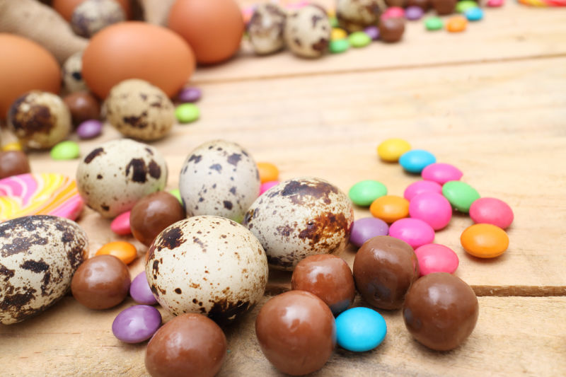 木制背景上的巧克力和复活节彩蛋