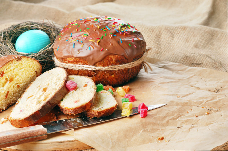 木桌上的复活节面包和蛋糕
