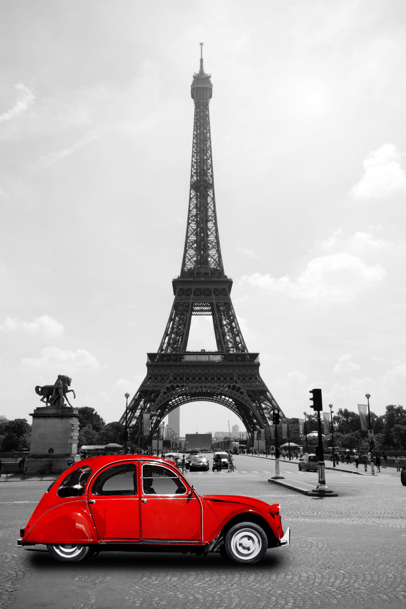 埃菲尔铁塔在巴黎埃菲尔铁塔旅游与红色的鸭
