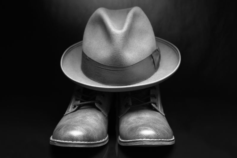 男鞋和帽子丰富的生活方式深色背景复古复古风格