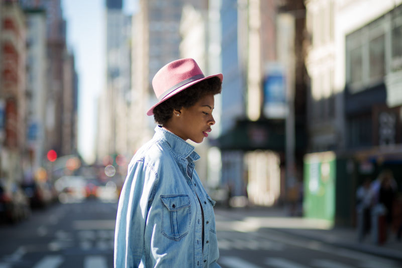 年轻时尚的非洲裔美国妇女过马路