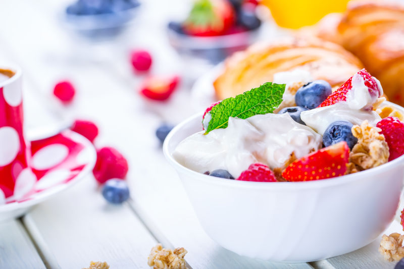 木制酸奶和浆果在木桌上-健康的果肉酸奶和谷类食品