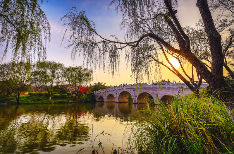 城市公园里古老的中国传统桥梁
