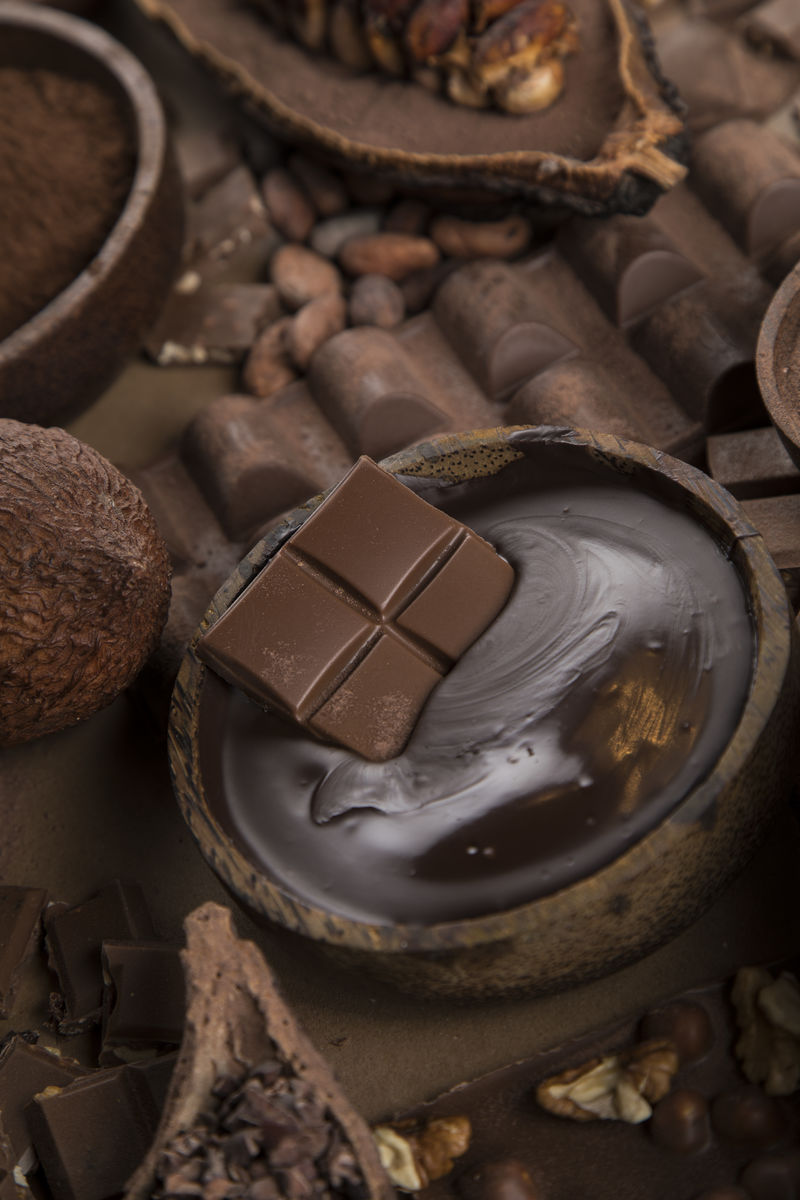 巧克力棒糖果可可豆和粉末