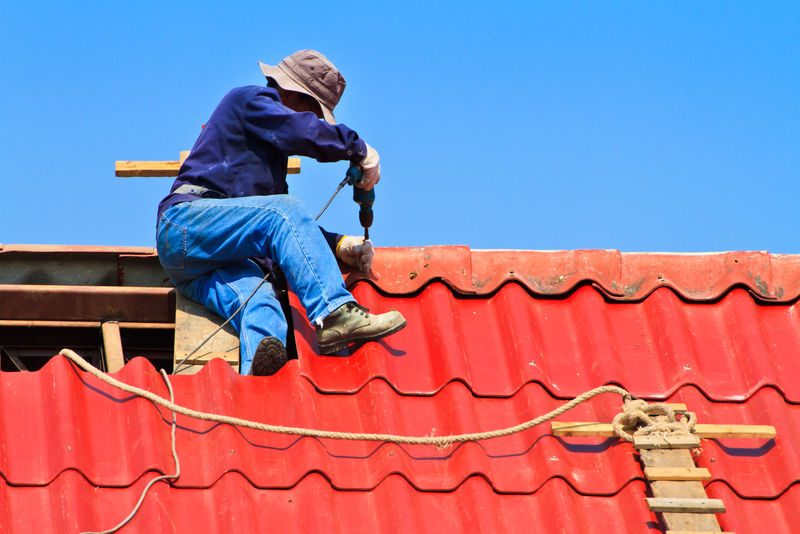 工人正在修理屋顶