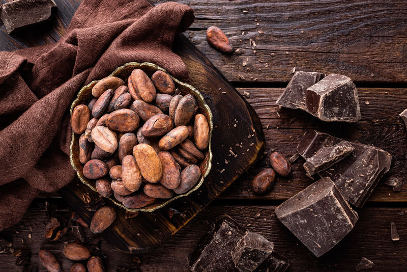 木制可可豆和巧克力