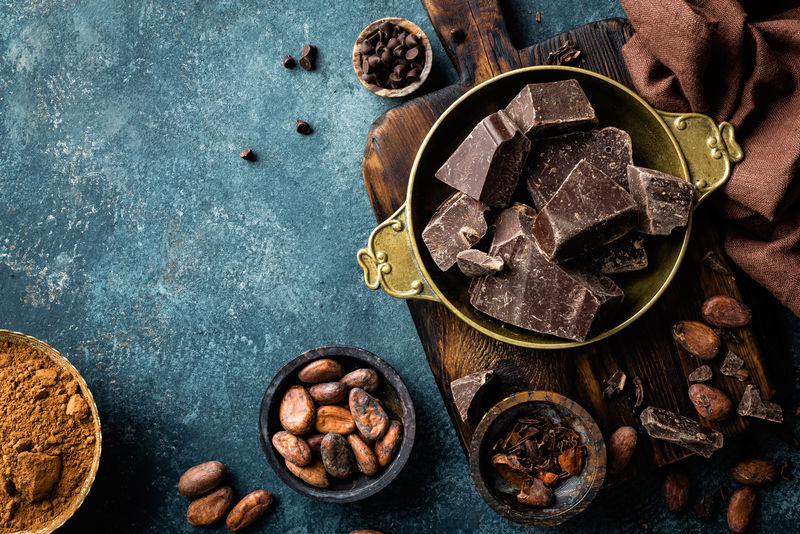 黑巧克力碎块和可可豆烹饪背景俯视图