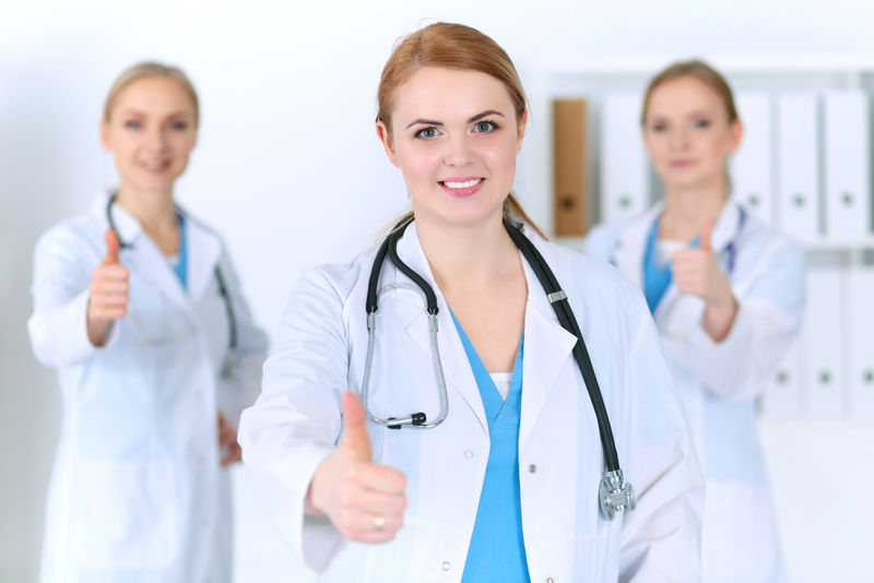 一组医生用大拇指向上显示“OK”信号-在医疗保健最佳治疗客户忠诚度和身体概念方面的成功和高水平服务-广告复印空间