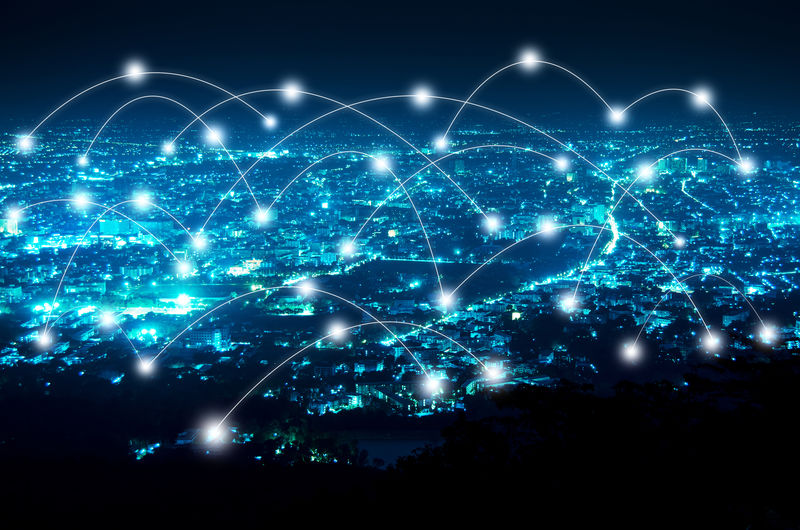 城市夜空中的抽象网络与线路连接