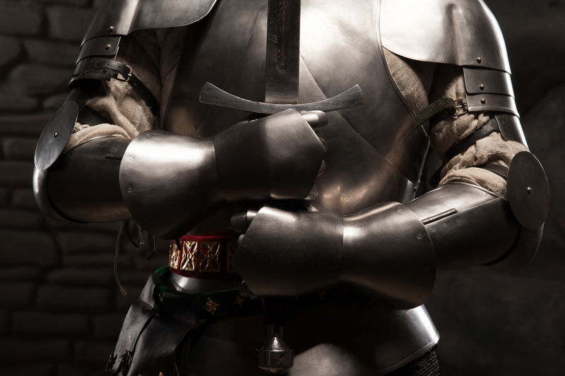 在中世纪骑士盔甲手持利剑特写肖像