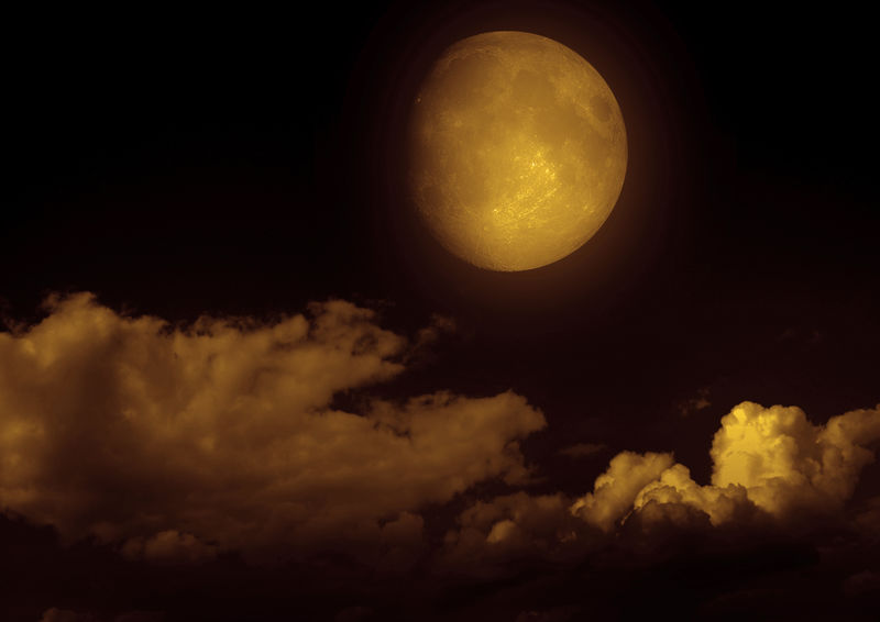 夜空中的月亮-云中的月亮-这幅由NASA提供的图片的元素