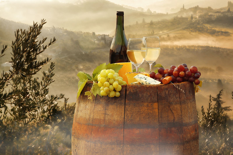白葡萄酒在托斯卡纳葡萄酒葡萄园桶意大利