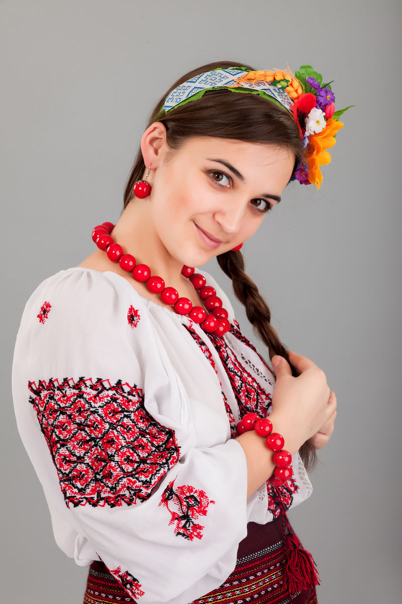 穿着乌克兰民族服装的漂亮女人