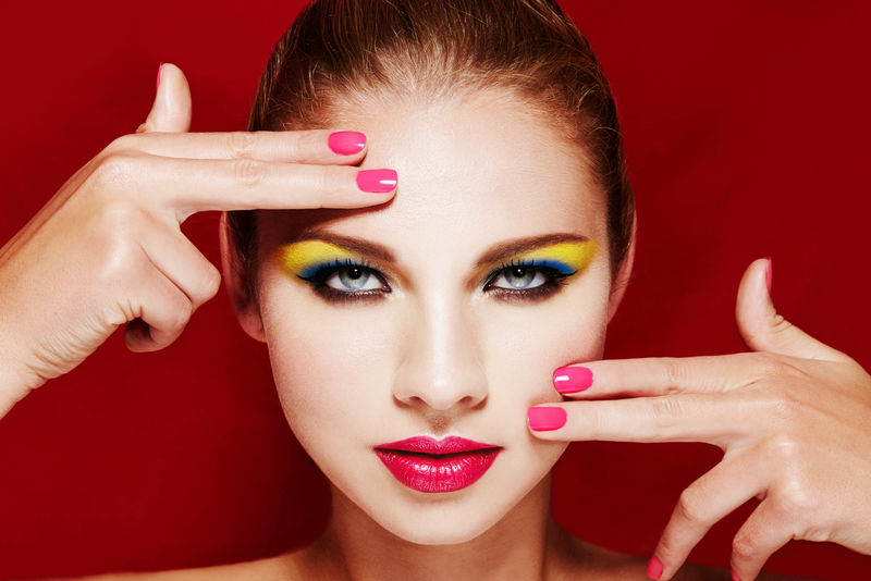 五彩缤纷的妆容完美的皮肤红唇和修剪指甲性感的眼睛