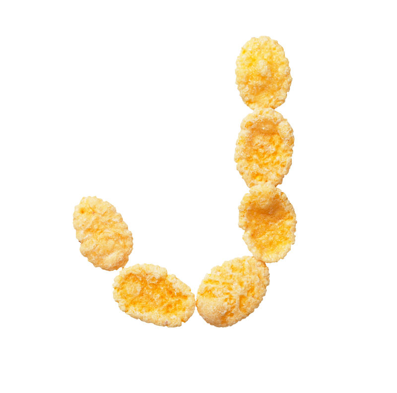 白色背景上的黄色玉米片字母J字母谷物薄片