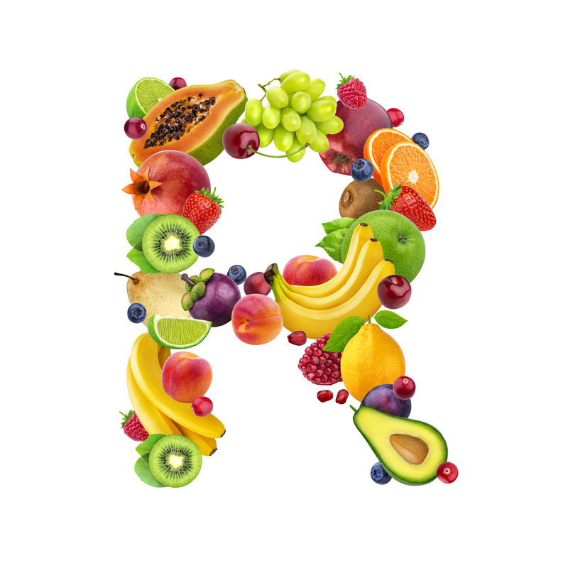 字母R由不同的水果和浆果制成水果字母表以白色为背景