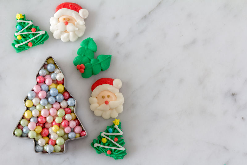 圣诞烘焙装饰饼干饼干从上面切满糖珍珠和复制空间
