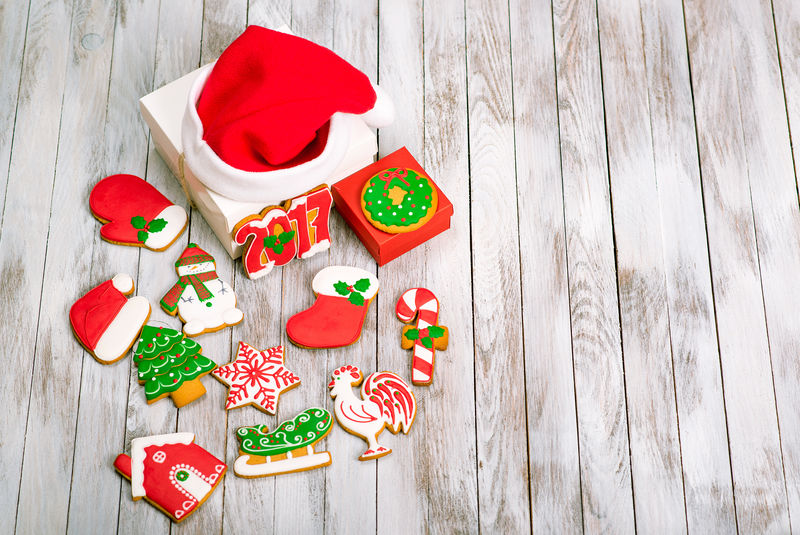 圣诞礼品盒白木背上有姜饼饼干