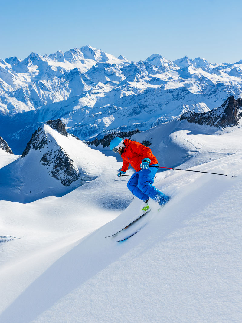 滑雪者在法国阿尔卑斯山滑雪